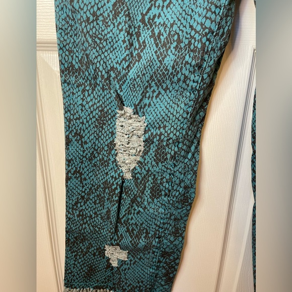 Lucky and Blessed Snakeskin Distressed Jeans 4 NWT - Picture 3 of 13